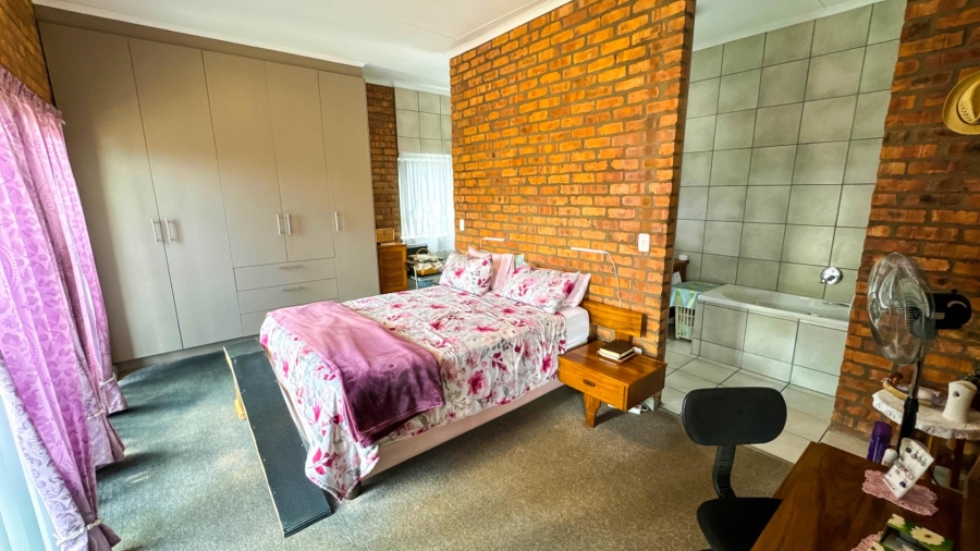 4 Bedroom Property for Sale in Fraaiuitsig Western Cape